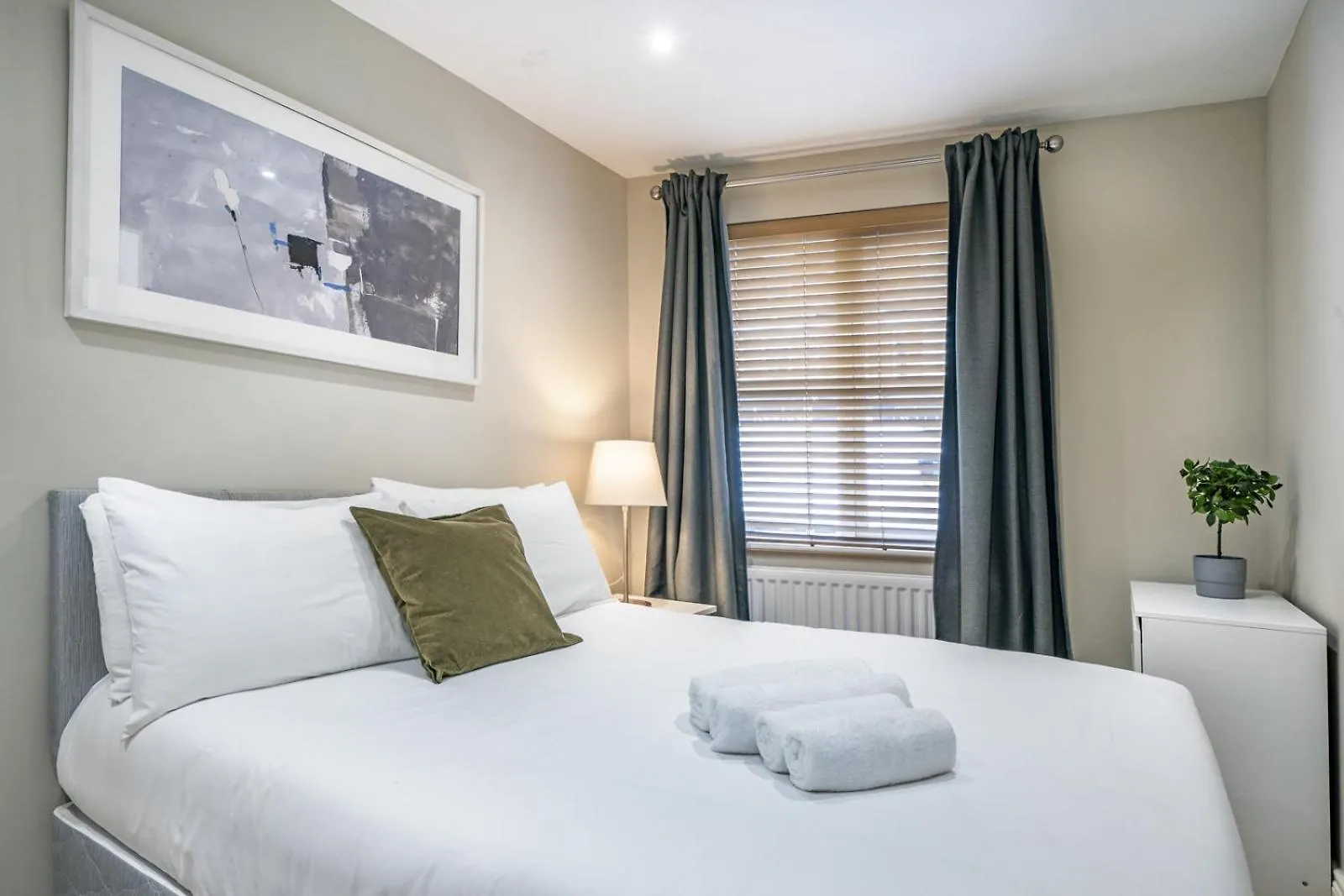 Giants Causeway-1Bd Ap - Gold Short Term Stays Belfast