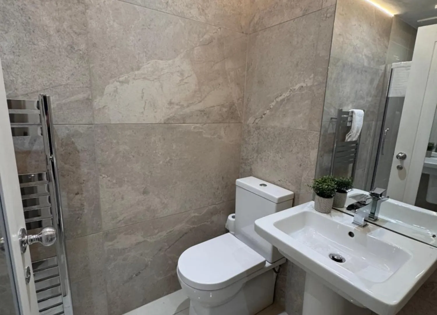 Giants Causeway-1Bd Ap - Gold Short Term Stays Belfast